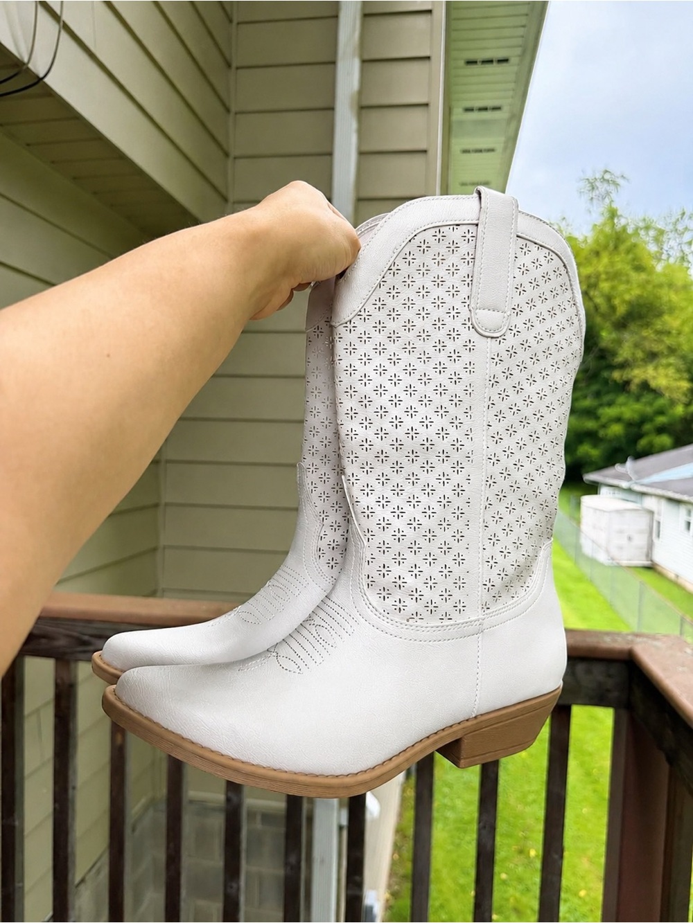 Daphne White Western Cowboy Boots Size 8M – New Without Tags